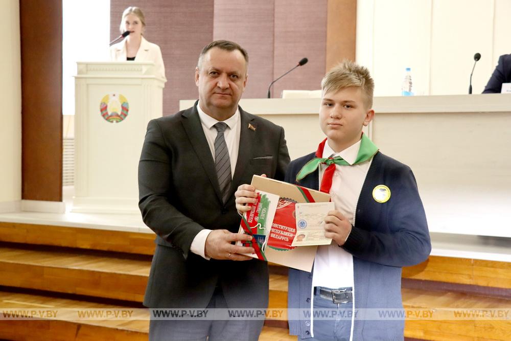 Пятерым школьникам Пинского района сегодня в торжественной обстановке вручили паспорта